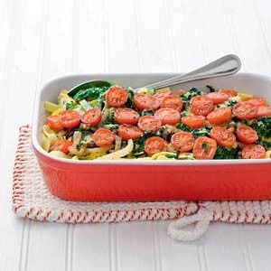 1 tagliatelleschotel met spinazie en cherrytomaten