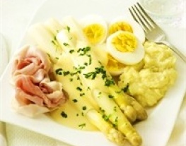 16 asperges met ei, ham en hollandaisesaus