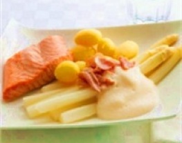 16 asperges met zalm en schuimige sabayon