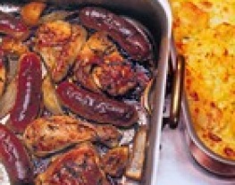 nigella-lawson-kip-en-worst-met-salie-en-ui-in-een-pan