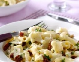 penne_met_kaassaus_bloemkool_gedroogde_tomaten__pijnboompitjes_en_mozzarella_recepten_vandaag