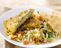 recepten_vandaag_knoflook_koriander_nasi_met_zwarte_peperomelet_en_kroepoek_cassave