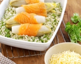 338-Witlofschoteltje-met-gerookte-zalm-en-kruidenrijst