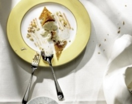 receptenvandaag luchtige speculaasmousse met knapperige kruidkoek en rodepruimencoulis