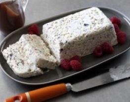 receptenvandaag merengue gelato cake met chocoladesaus