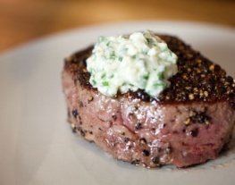 receptenvandaag filet mignon met peperkorst en blauwe kaasboter