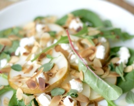 receptenvandaag peer-geitenkaas salade met amandel, honing en oregano