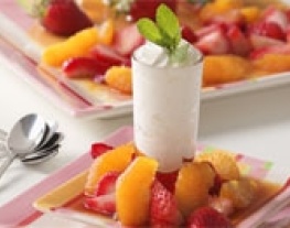 witte-chocolademousse-met-sinaasappelsaus-en-aardbeien