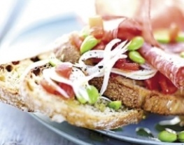 Toast-met-salami-bosui-en-rauwe-tuinbonen-recepten-vandaag