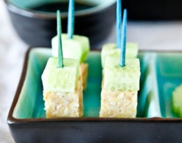 gerijgde-tempeh-en-komkommer-hapje