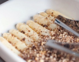 receptenvandaag Asperges met amandelkruimels