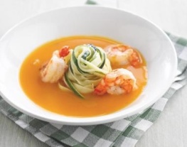 receptenvandaag Pompoensoepje met tagliatelle van courgette en scampi's