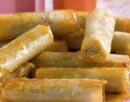 receptenvandaag Honingrolletjes gevuld met pistachenoten in een honingsaus