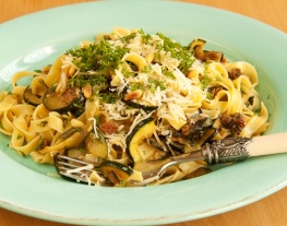 receptenvandaag Tagliatelle met courgettes, sultana's en pijnboompitten