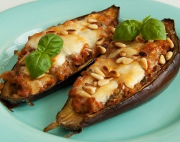 receptenvandaag Aubergines uit de oven met tomaten, basilicum en pijnboompitten