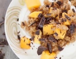 Griekse-yoghurt-met-geroosterde-bulgur-en-mango-recepten-vandaag