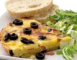 18 aardappeltortilla met salami en olijven