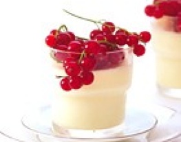 8 witte chocolademousse met rode bessen