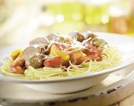 1 spaghetti met saucijsjes,  paprikamix en tomatensaus