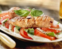 11 salade caprese met gegrilde zalm en balsamicoazijn