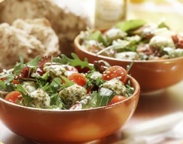 14 salade met gemarineerde mini mozzarella, oregano en kappertjes
