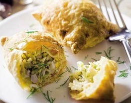 19 piroshki (deegpakketje met vulling van spitskool, dille en ei)