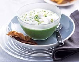 6 schuimige courgettesoep met bieslook en toast