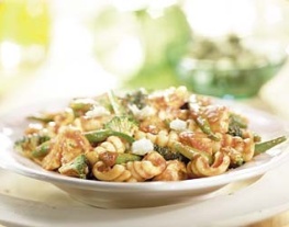 1 pasta met kip, groene groenten en mozzarella in tomatensaus