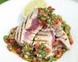 11 jamie oliver: gegrilde tonijn met salsa van tomaten en koriander