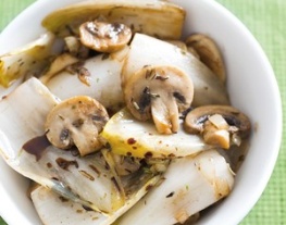 19 gebakken witlof met champignons en balsamicoazijn