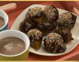 23 kaneelbolletjes met chocoglazuur