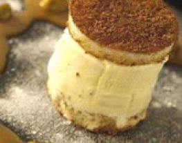 8 tompouce van wentelteefjes en met vanille-ijs en karamelsaus